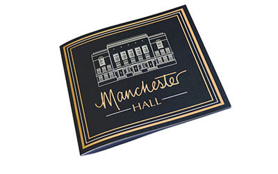 Красивая брошюра с изображением здания Холла на первой странице