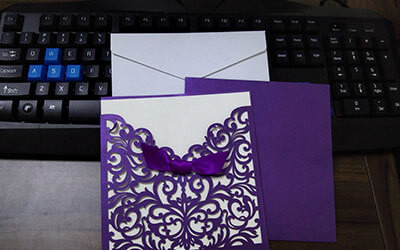 Стильное приглашение в фиолетовом цвете с перфорацией и бантиком