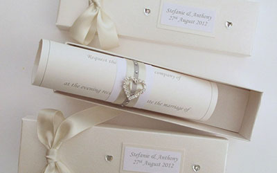Нежный дизайн приглашения на бракосочетание в пастельных тонах с оформлением в коробочку