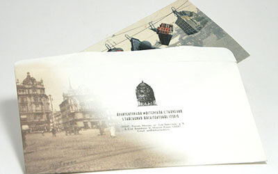 Стильные конверты, выполненные в светлых тонах, с частью изображения старого города