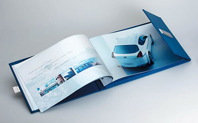 Оригинальный дизайн брошюры с жестким переплетом в синем цвете с изображением представительной машины