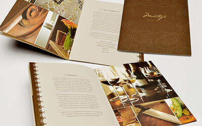 Дизайн брошюры в золотом обрамлении с изображением бокалов с вином