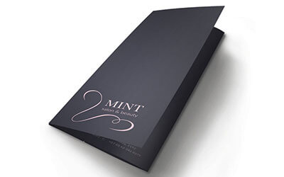 Сдержанный дизайн брошюр в матово-черном оформлении
