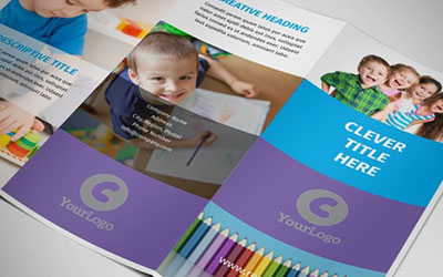 Брошюра с изображением цветных карандашей и счастливых детей