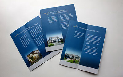 Лаконичная брошюра в синей гамме с изображениями частных домов