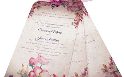 Цветной дизайн пригласительного на свадьбу с бантиком