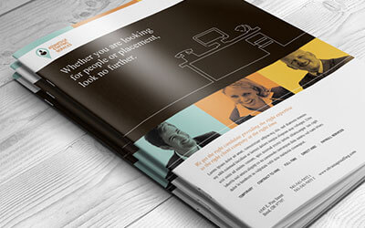 Обложка каталога с деловыми людьми и изображением компьютера