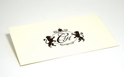 Дизайн классического конверта с эмблемой