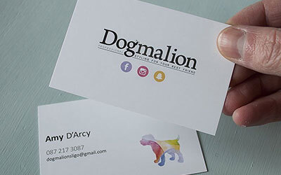 Яркое изображение собаки на белом фоне визиток