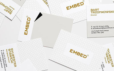 Стильный дизайн визиток с золотыми буквами на белом фоне
